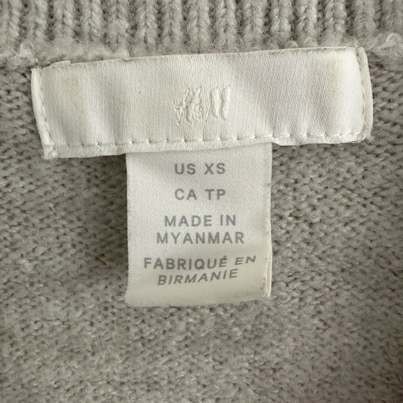H&M Gray Crop Sweater Button Closure Size XS - Picture 3 of 4